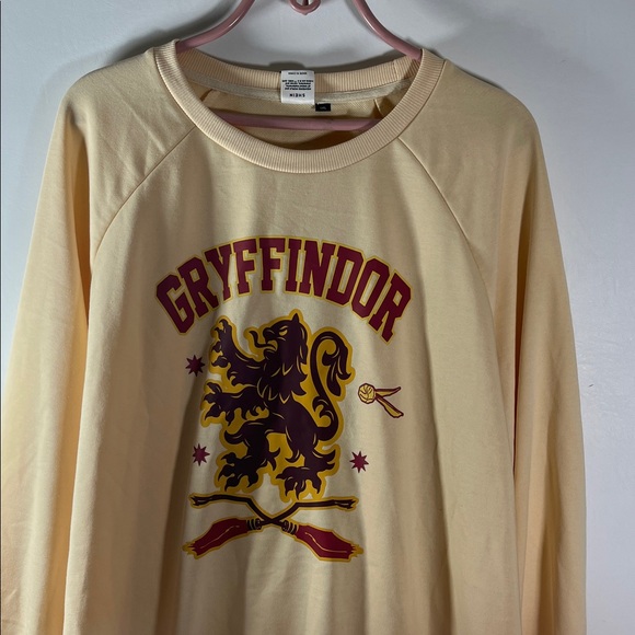 Gryffindor Cream Shirt Men Size 4XL Harry Potter
Graphic New With Tag - Picture 3 of 9